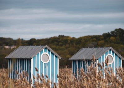 Cabanes de plage et pontons à Gletterens